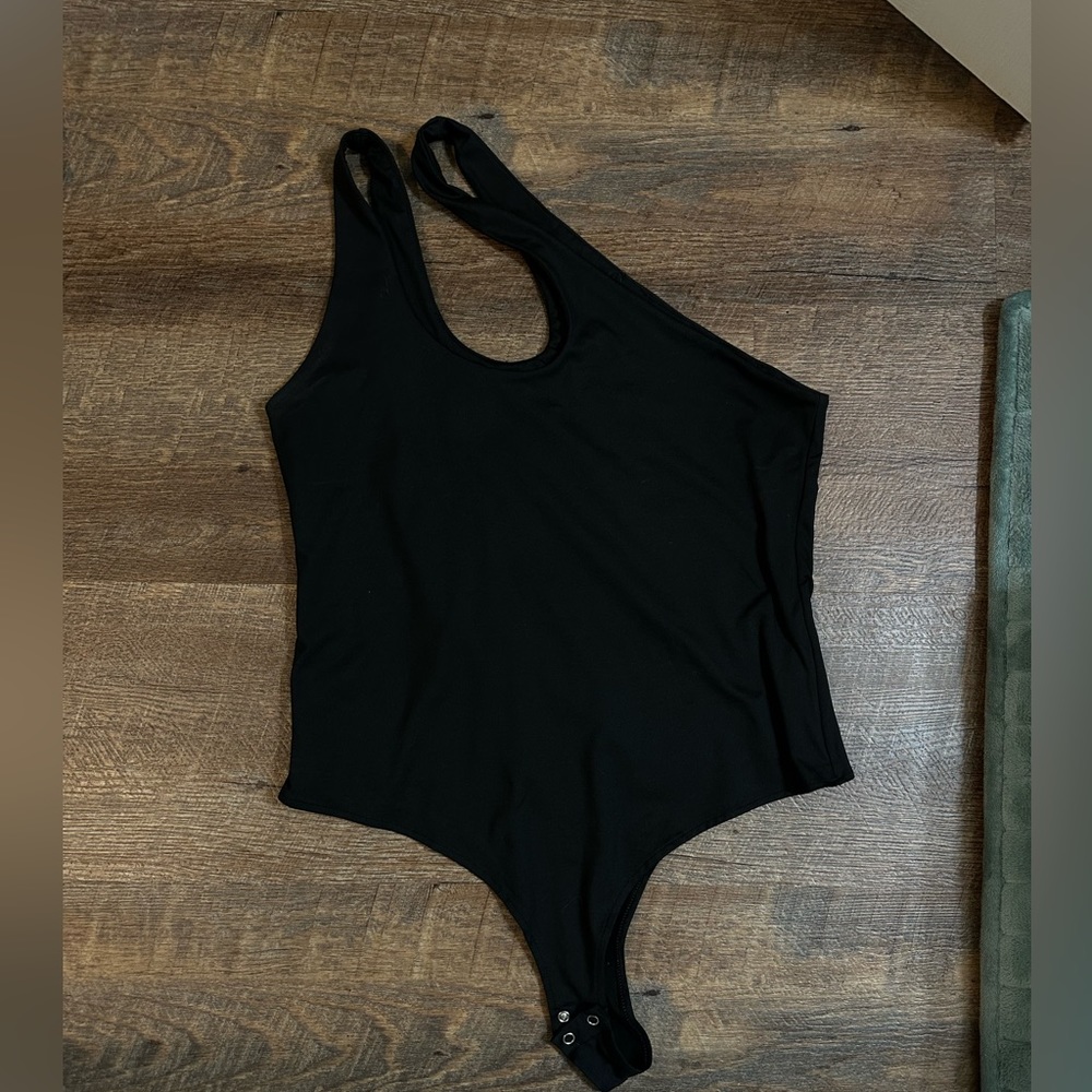 ONE SHOULDER BODYSUIT